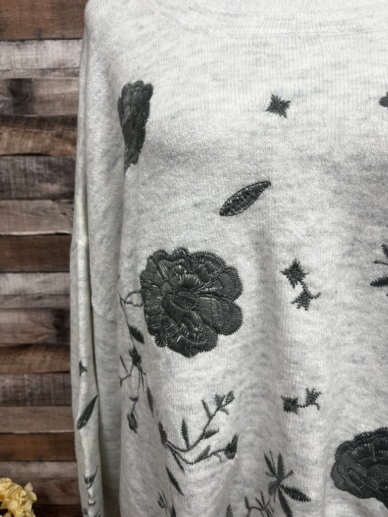 NWT Curations White Sweater w/Gray Floral Aplique Size XL