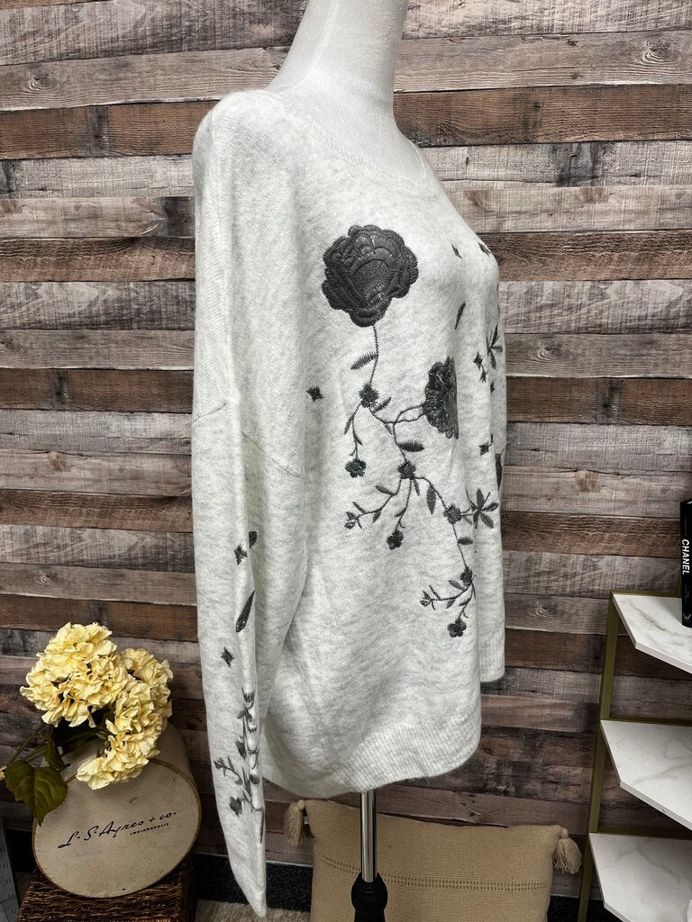 NWT Curations White Sweater w/Gray Floral Aplique Size XL