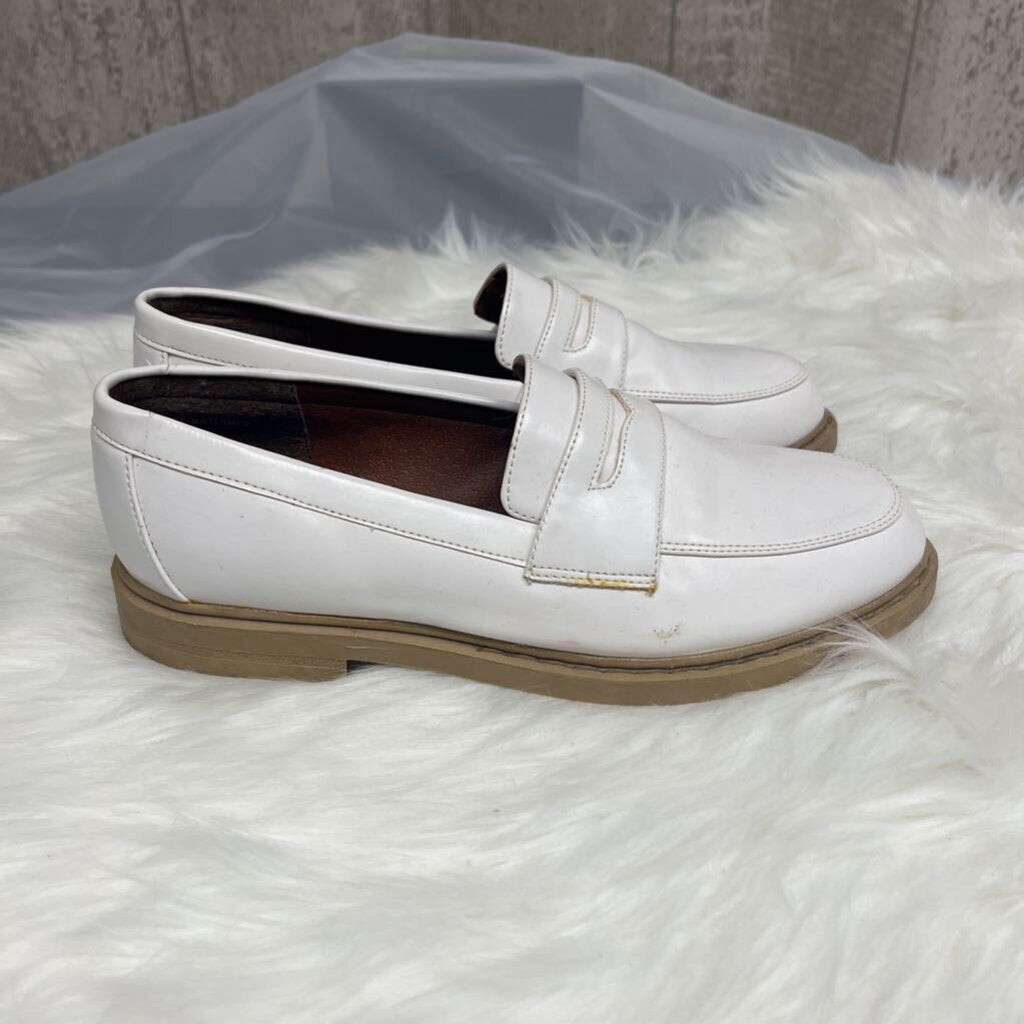 Mixed Blues Vintage White Loafers Size 7.5