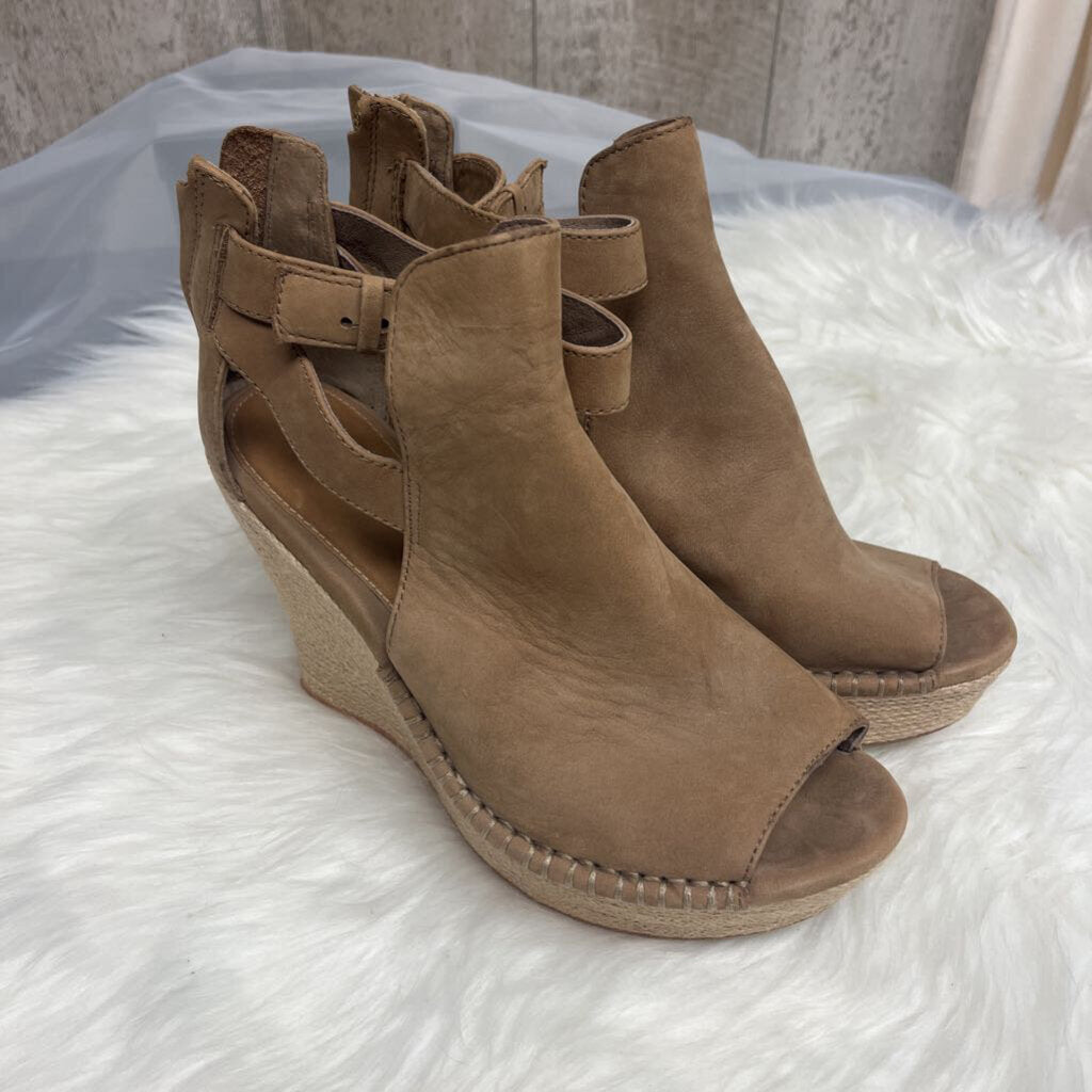UGG Jolina Strappy Cut Out Wedge Size 8.5
