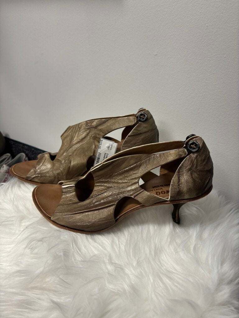 Cydwoq Vintage Tan Swirl Sandal