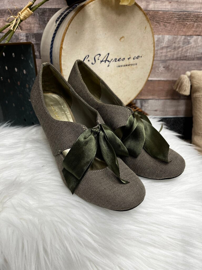 Ann Marino Brown Herringbone Heels w/Green Bow