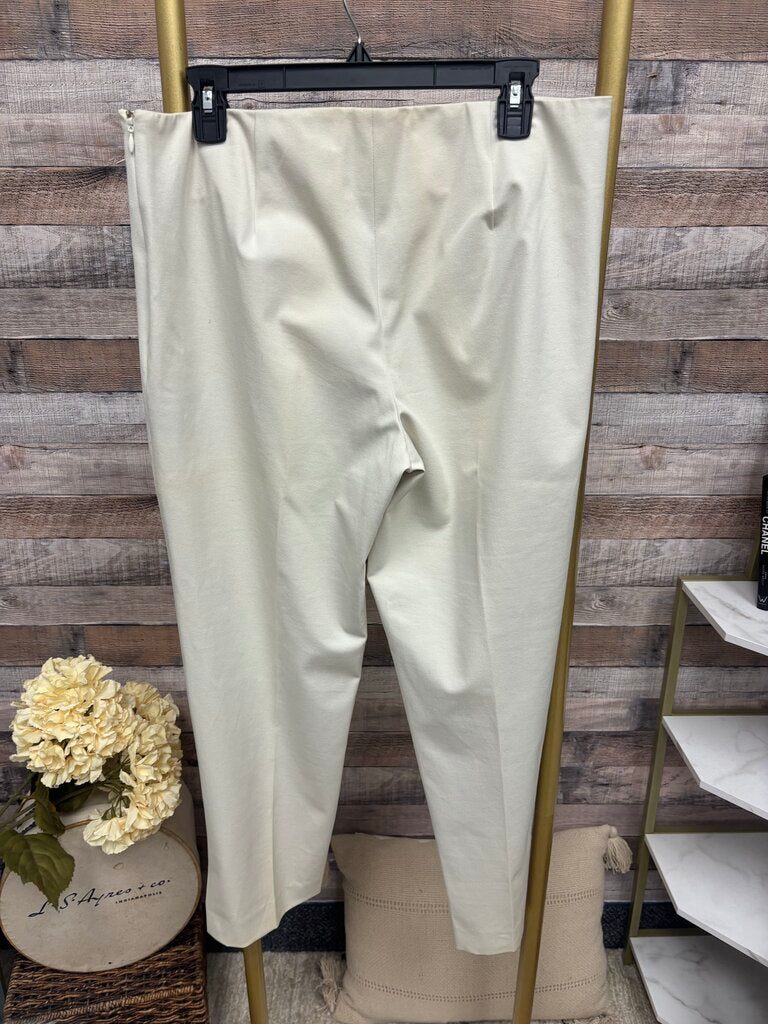 Womyn Off White Capri Flat Front Pants