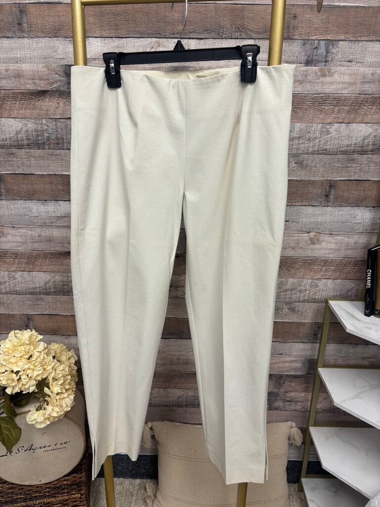 Womyn Off White Capri Flat Front Pants