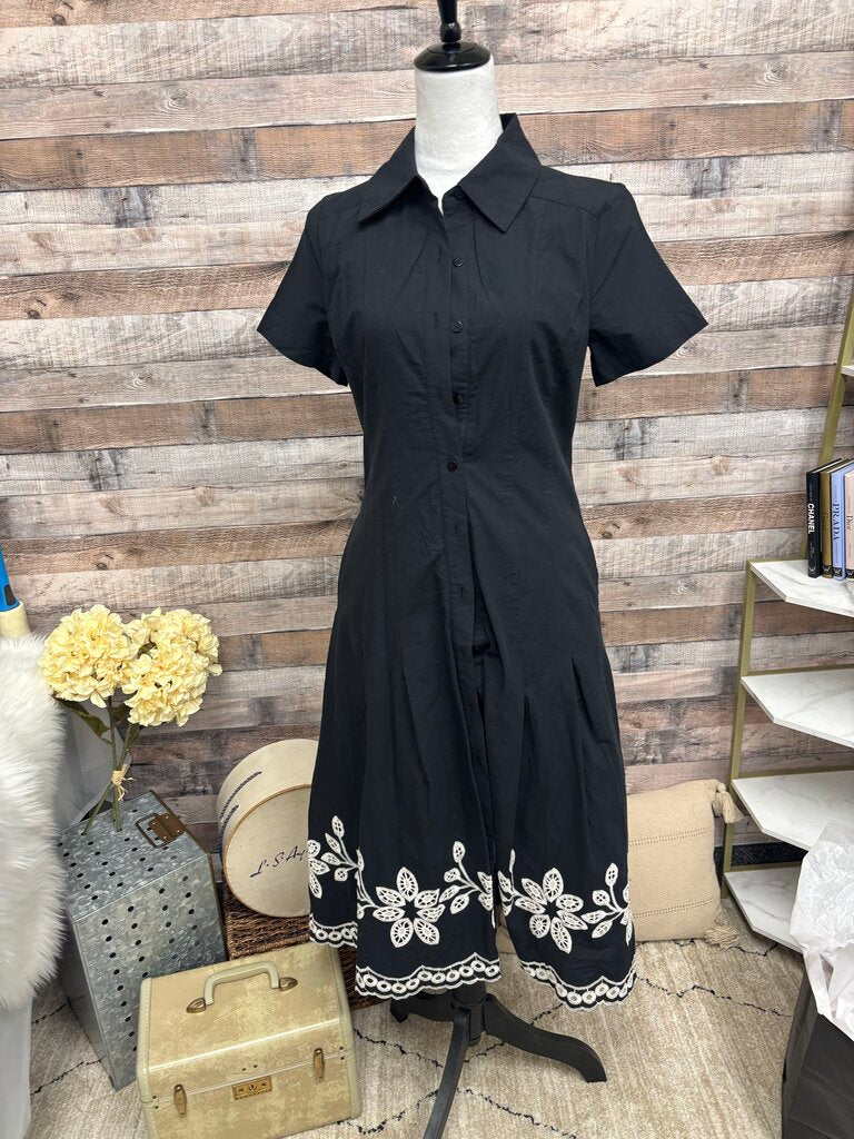 En Saison Black Button w/White Embroidery