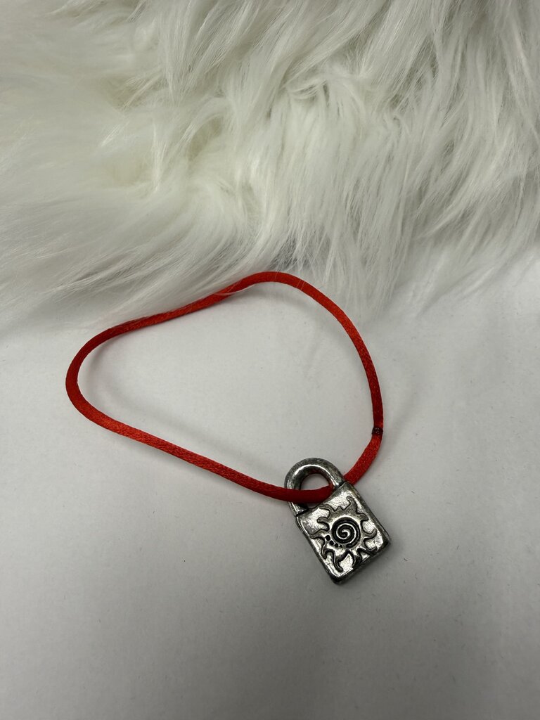 Uno de 50 Red Silk Band w/Silver Lock