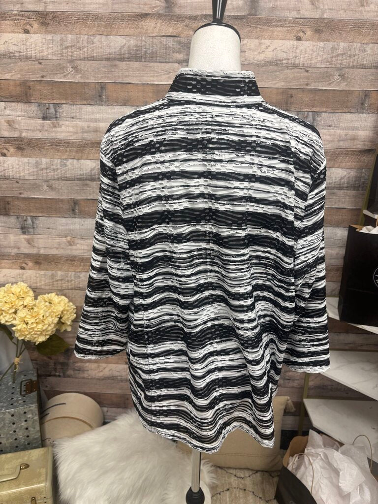 Weekends by Chico's Black & White Abstract Stripe Full Zip