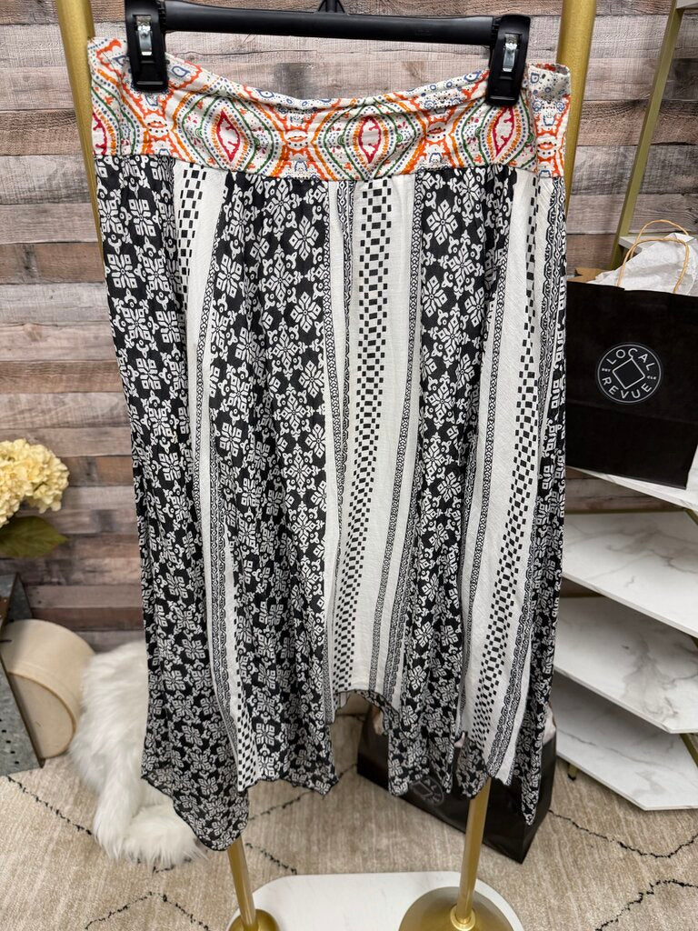 Life Style Black & White Handkerchief Geo Print Skirt