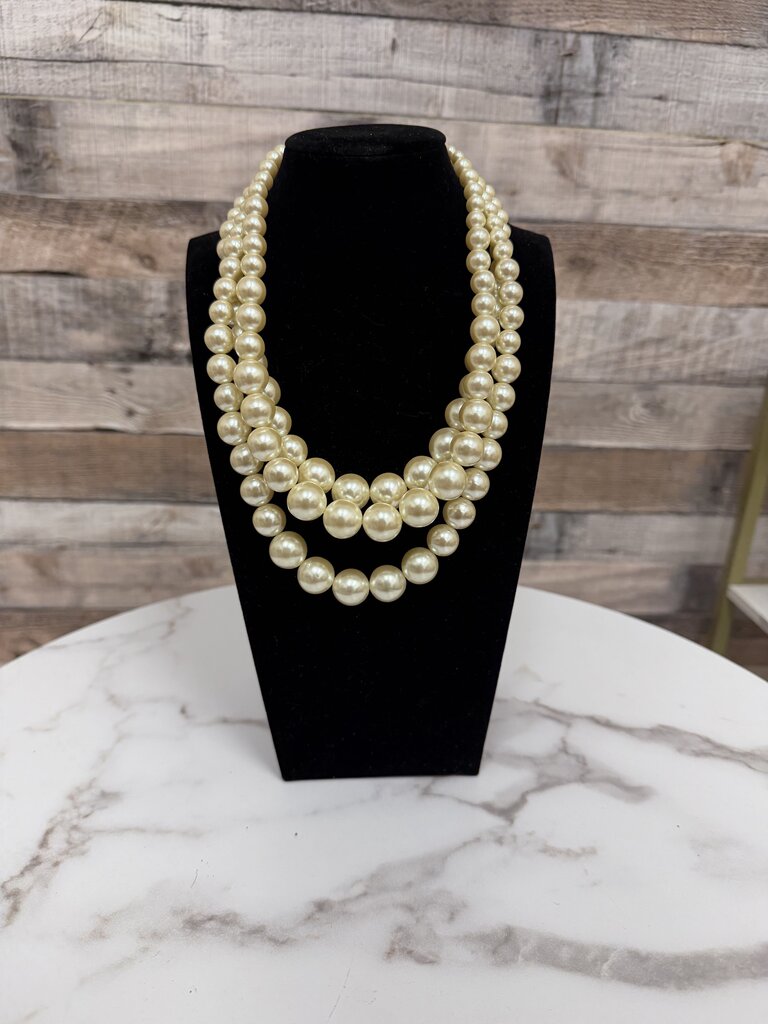 no label 3-strand pearl necklace with decorative clasp