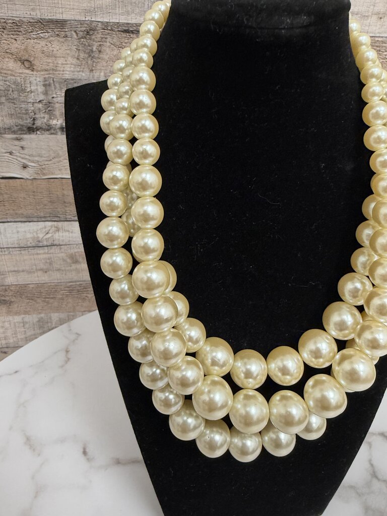 no label 3-strand pearl necklace with decorative clasp