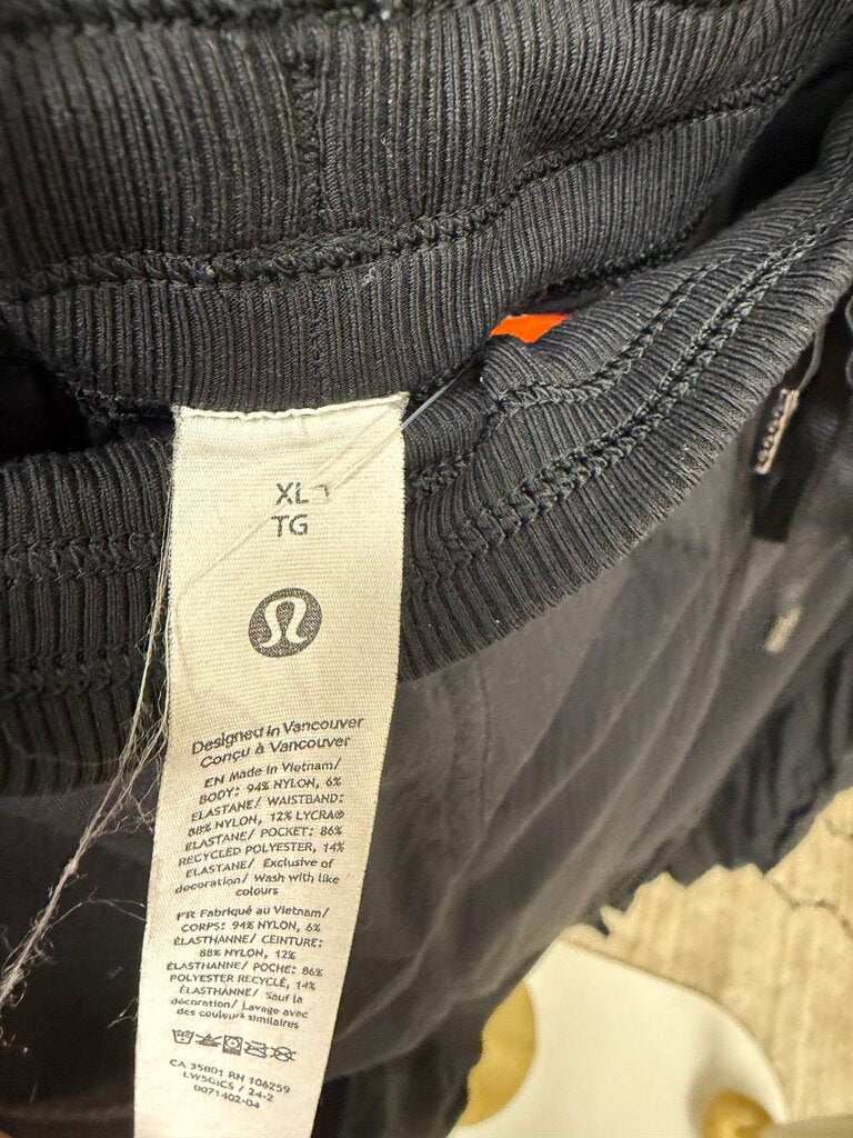 LuluLemon Black Cargo Joggers Mid Rise L