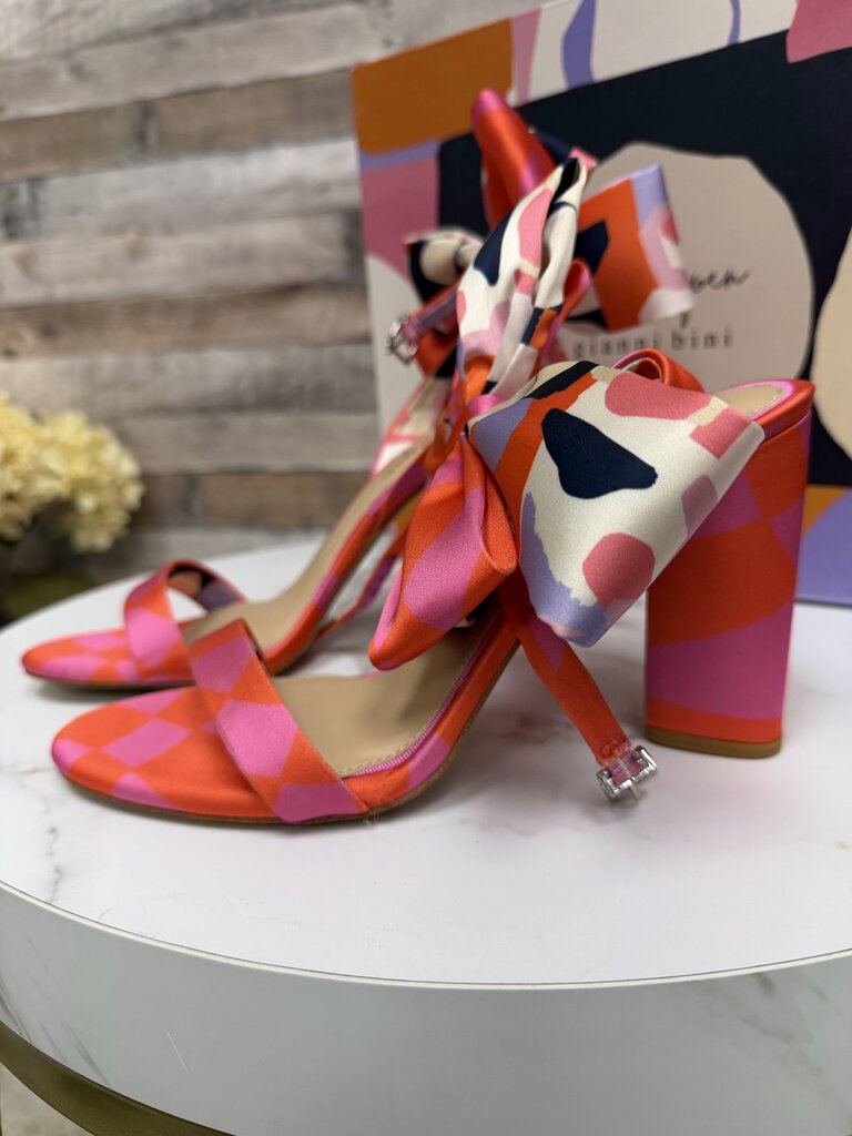 Gianni Bini pink with large bow detail high heel shoe