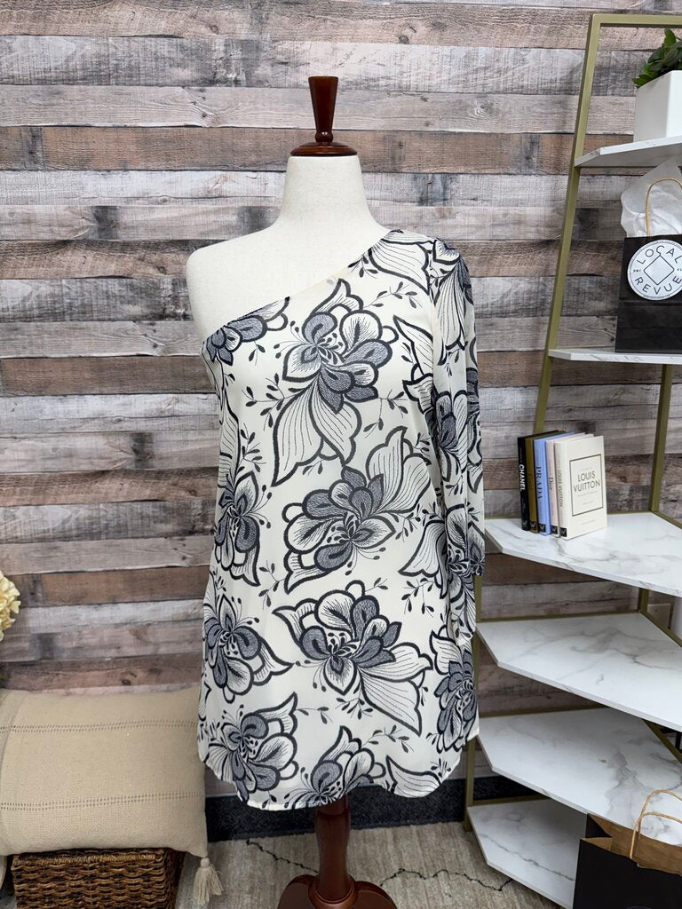 Fashionmics black/white floral off the shoulder top NWT Fashionmics black/white small women TOPS