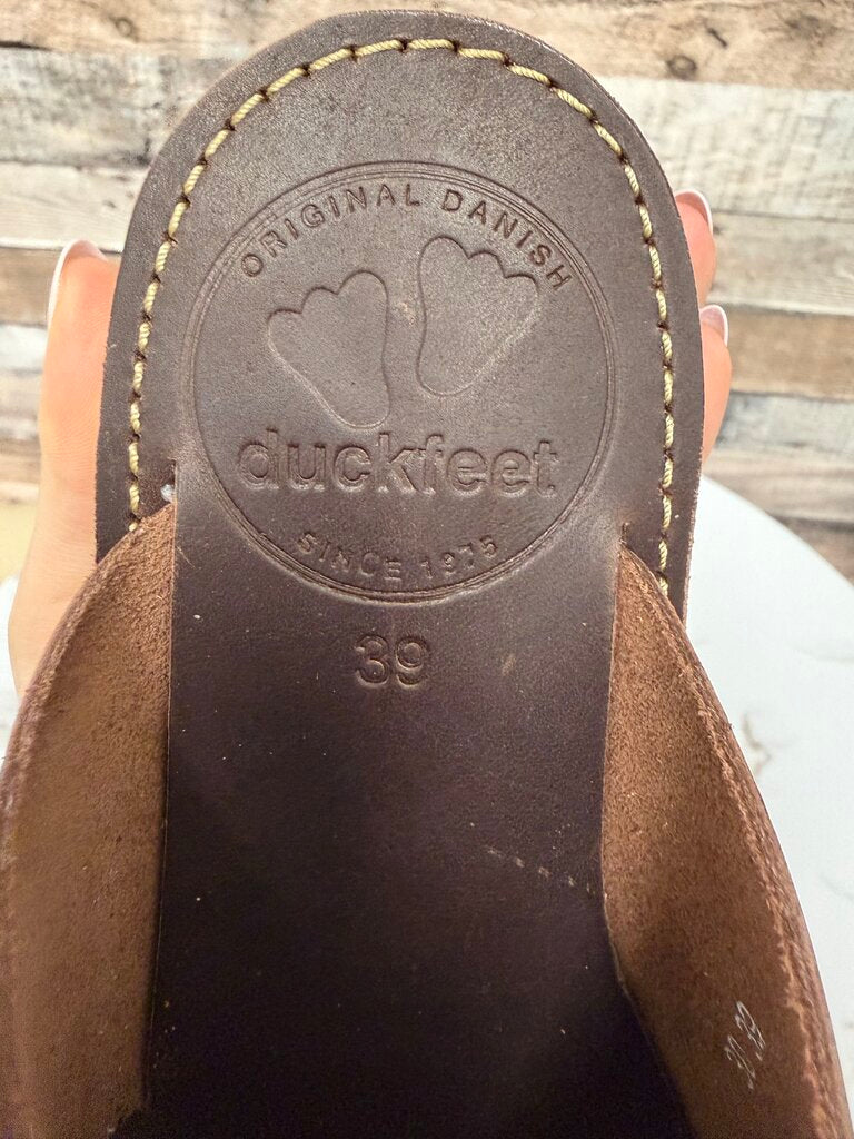 NWB Duckfeet Chocolate Mando Sandals Duckfeet Brown 9 women SANDALS