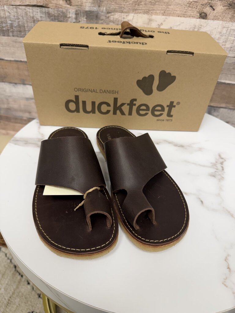 NWB Duckfeet Chocolate Mando Sandals Duckfeet Brown 9 women SANDALS