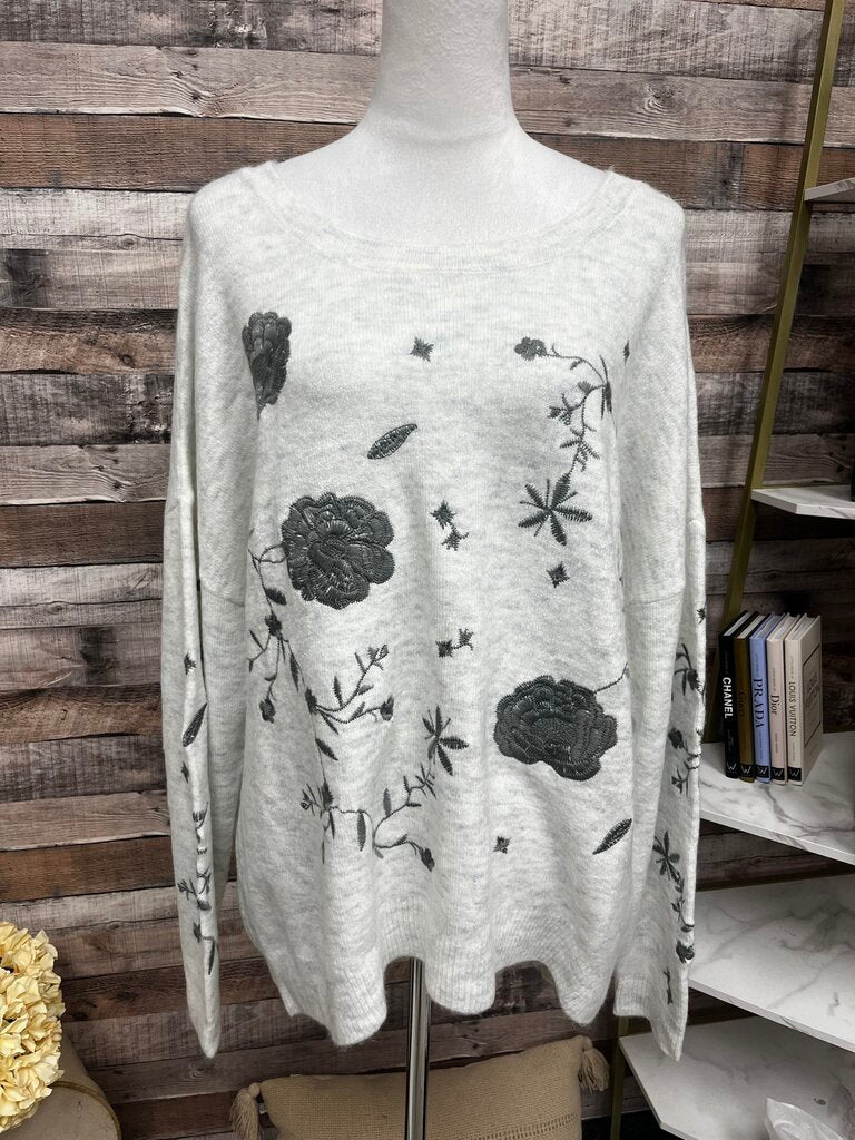 NWT Curations White Sweater w/Gray Floral Aplique Size XL