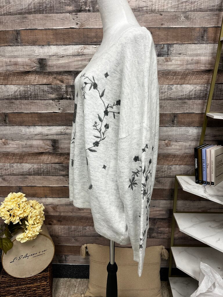 NWT Curations White Sweater w/Gray Floral Aplique Size XL