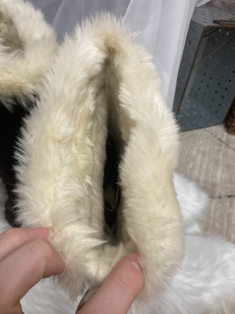 Sonoma Brown Faux Sueded w/Cream Faux Fur Size 8