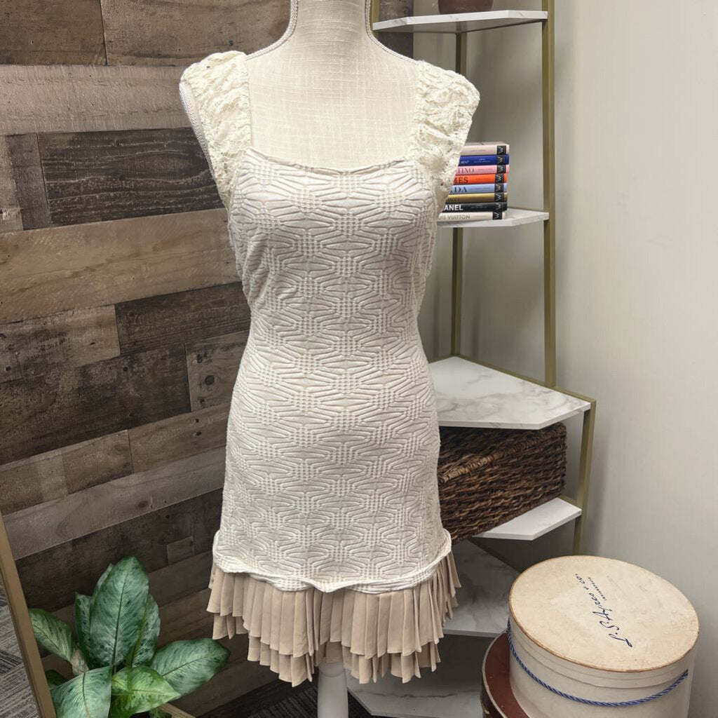 C. Luce Cream & Tan Mini w/Pleated Hem Size M