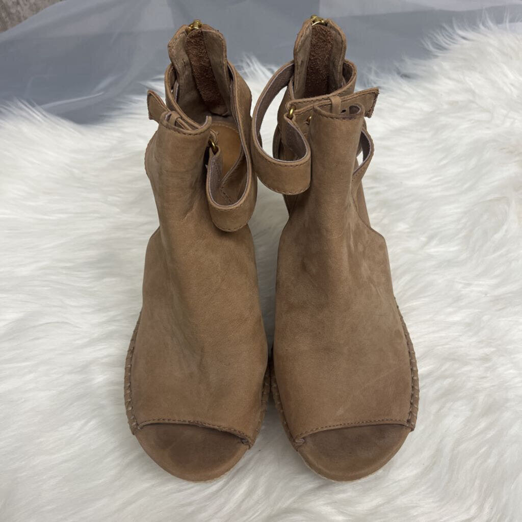 UGG Jolina Strappy Cut Out Wedge Size 8.5