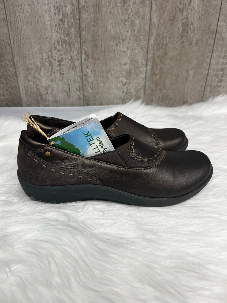 NWT Earth Origins Welltek System Norah Leather Upper Slip on Shoes Size 8.5