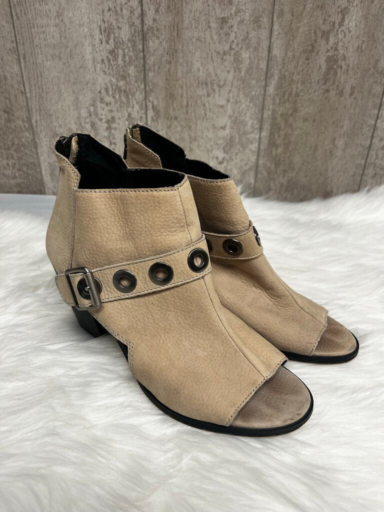Kelsi Dagger Beige Block Heel Booties w/ Grommet Strap Size 9
