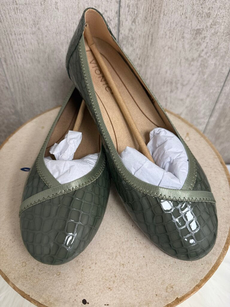 NWOT Vionic Carroll Army Green Patent Leather Flats