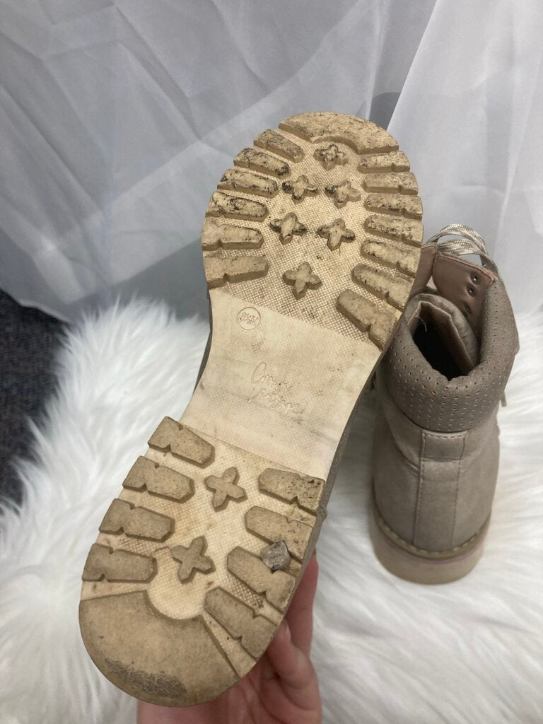 Crown Vintage Cream/Tan Suede Hiking Boots