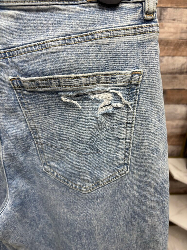 American Eagle Lt Wash Tattered Mom Jeans