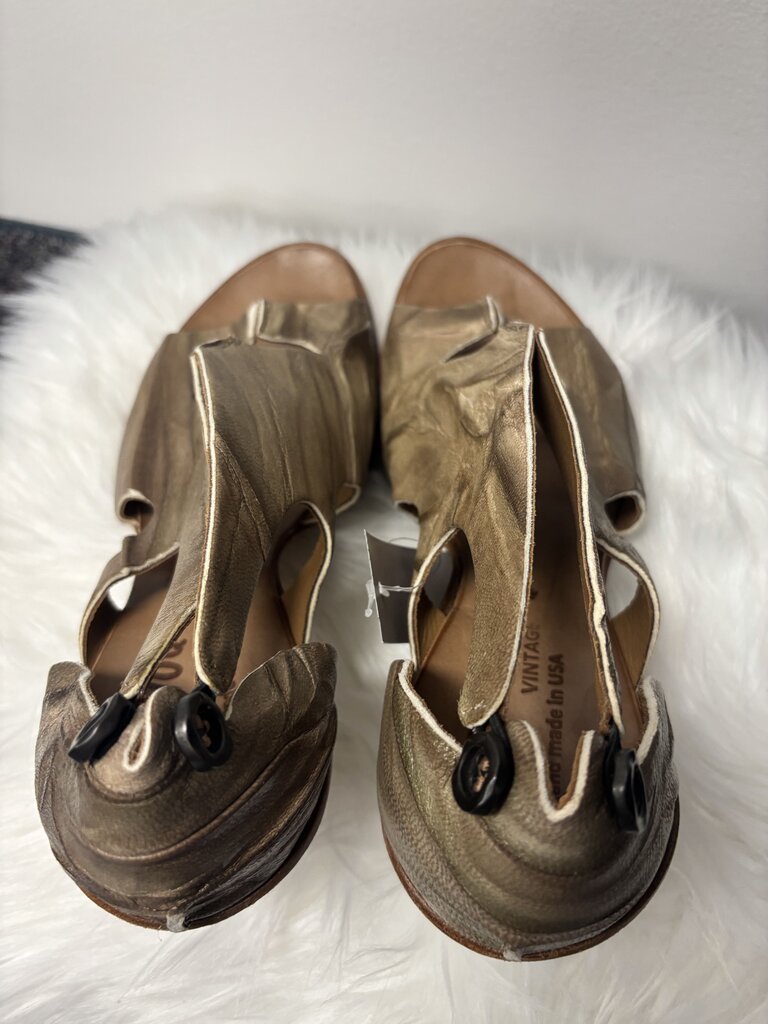 Cydwoq Vintage Tan Swirl Sandal