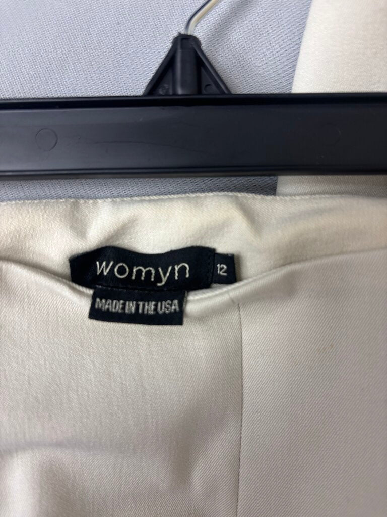 Womyn Off White Capri Flat Front Pants