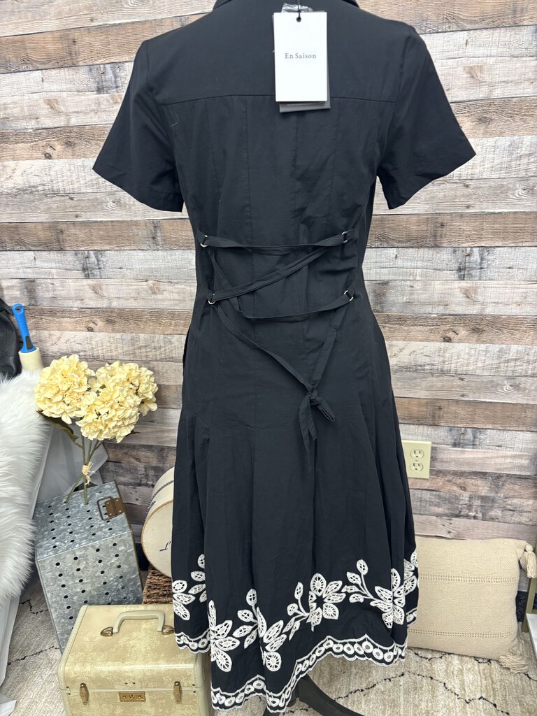 En Saison Black Button w/White Embroidery