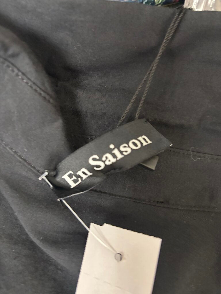 En Saison Black Button w/White Embroidery