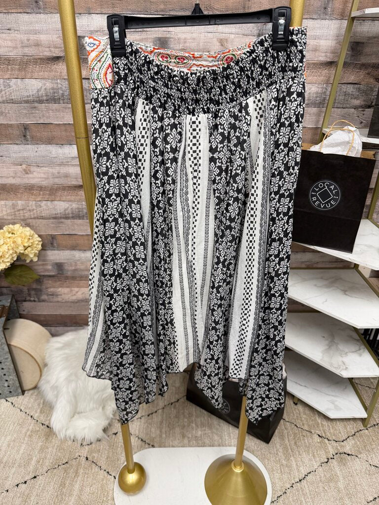 Life Style Black & White Handkerchief Geo Print Skirt