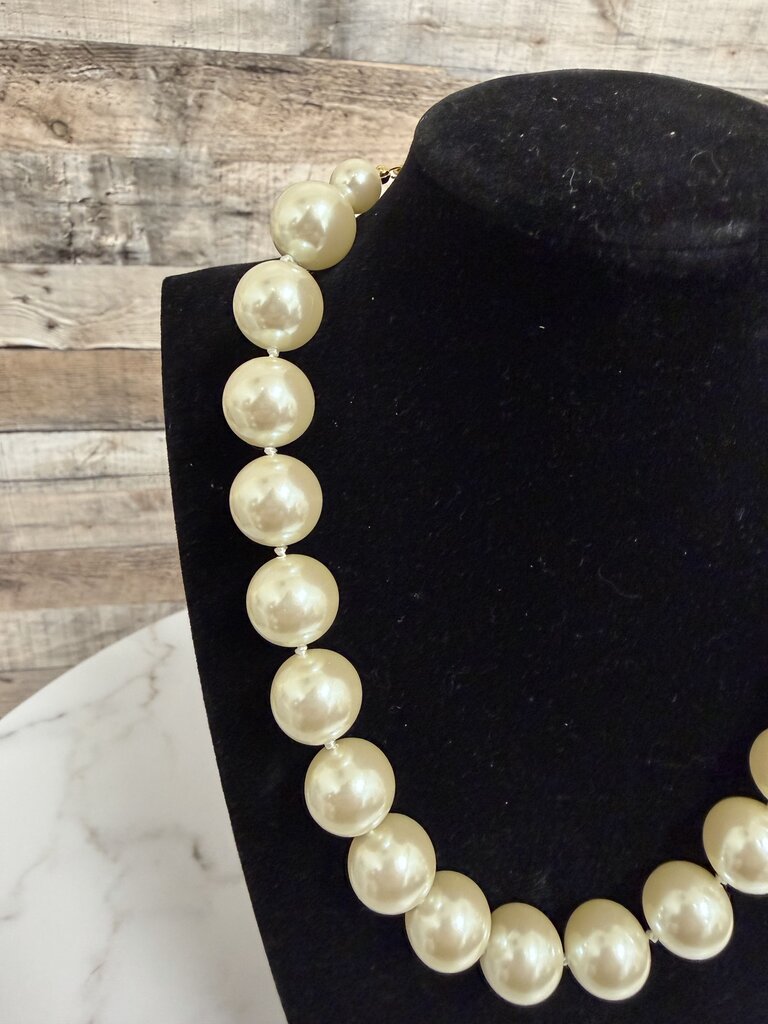 Carolee single strand pearl necklace with heart closure clasp