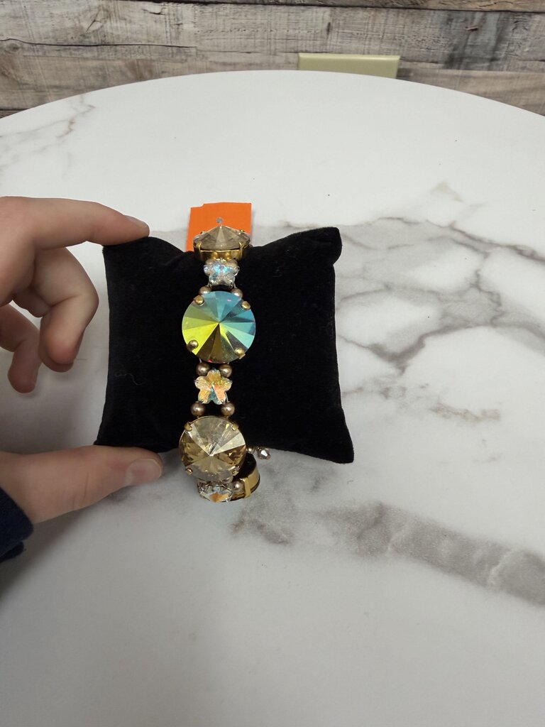 no label iridescent crystal stones w/ flowers on gold setting bracelet