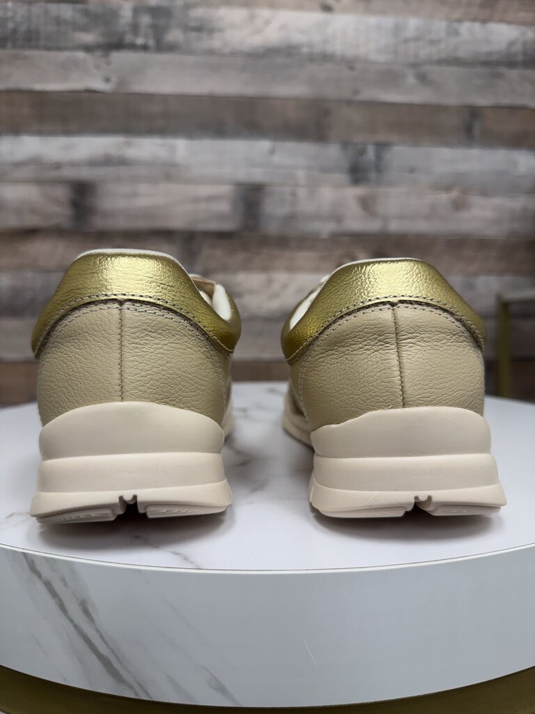 Comfort flex cream/gold leather lace up sneaker NWT Comfortflex cream/gold 10 women SHOES