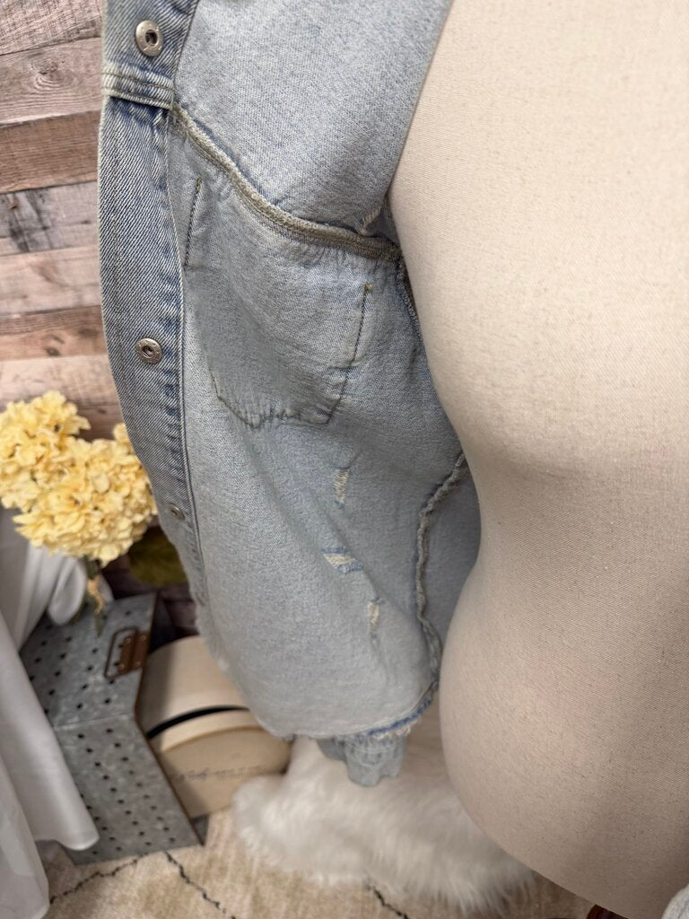 Signature Eight light blue denim shirt jacket distressed style with raw hem light blue medium women JACKETS & COATS