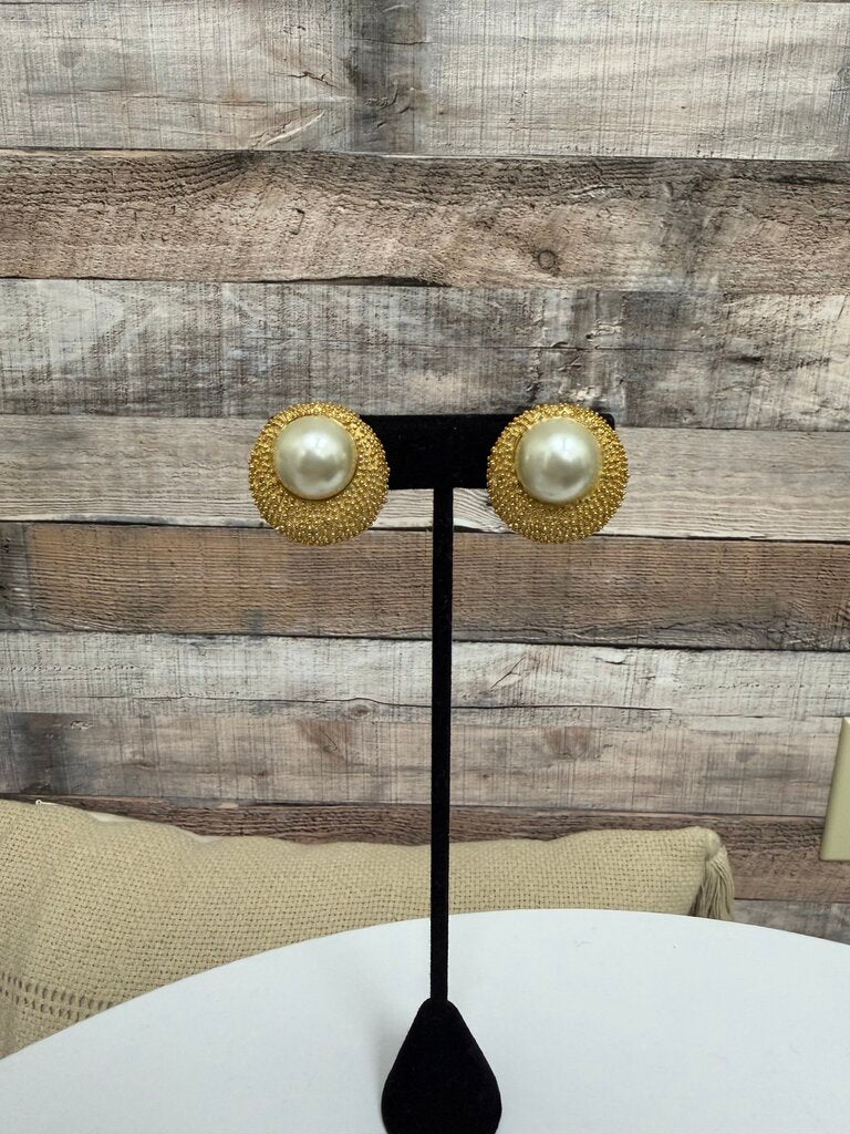 Textured Gold w/ Large Pearl Clip On Earring