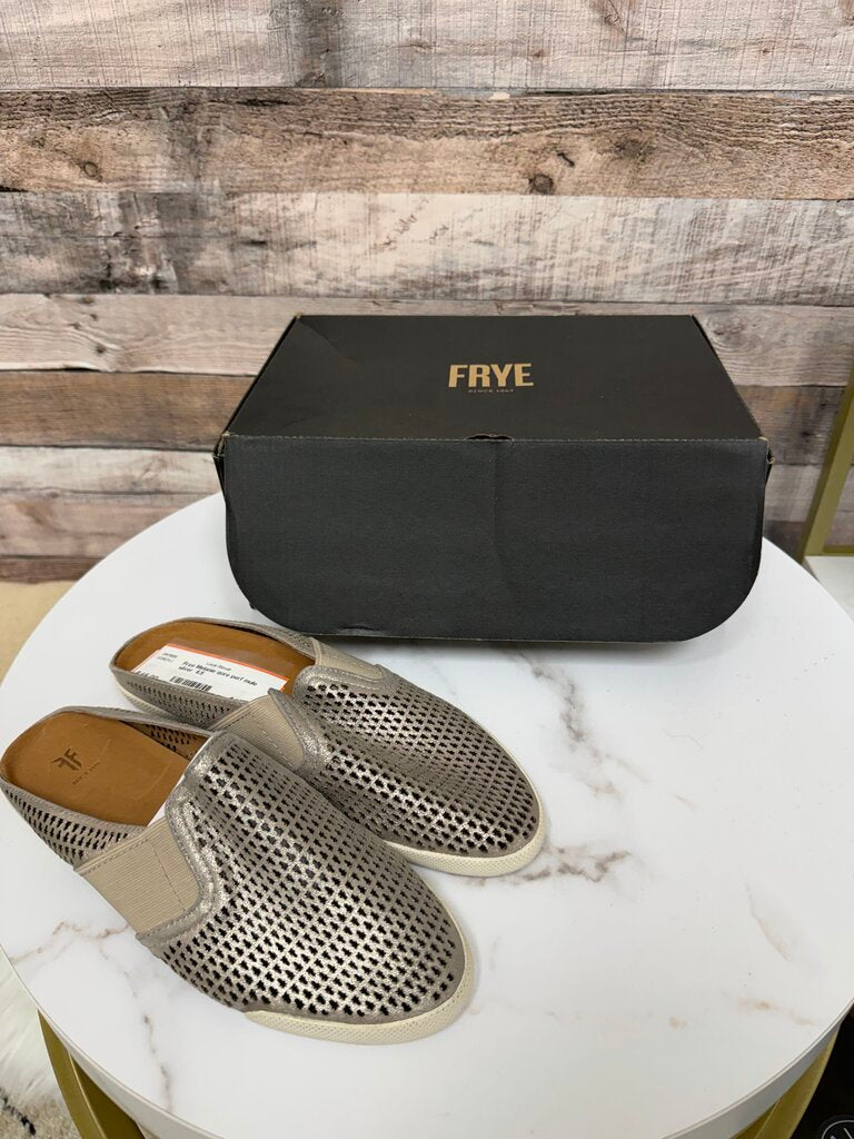 Frye Melanie gore perf mule silver