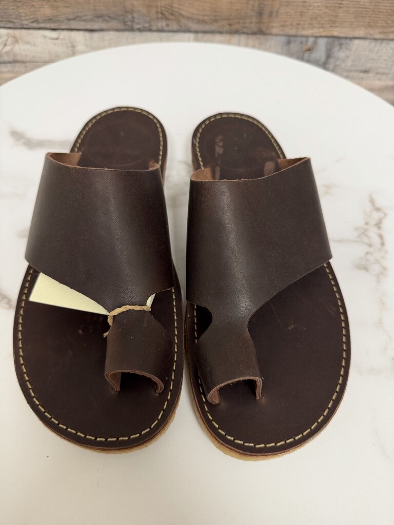 NWB Duckfeet Chocolate Mando Sandals Duckfeet Brown 9 women SANDALS