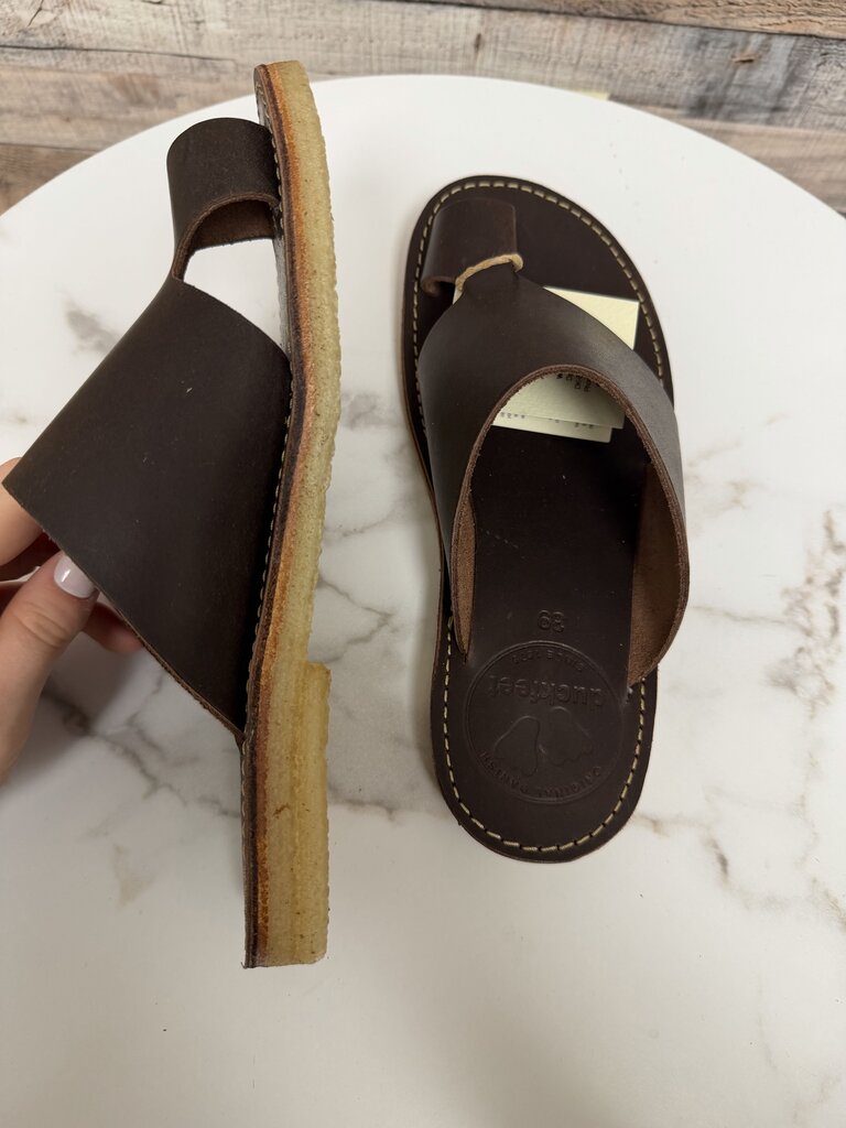 NWB Duckfeet Chocolate Mando Sandals Duckfeet Brown 9 women SANDALS